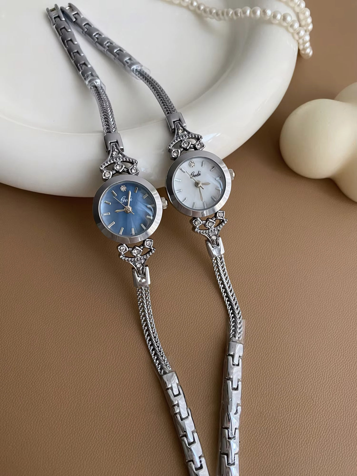 Carat Loom Women's Round Fashion Watch