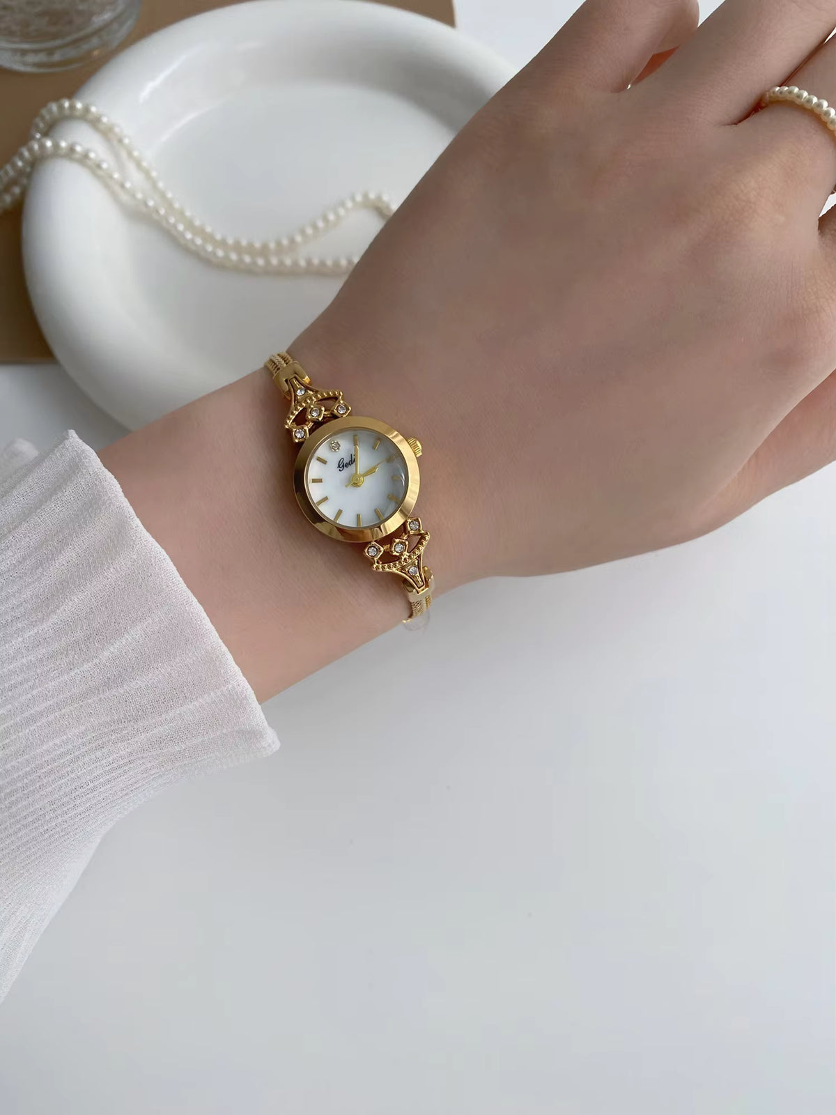 Carat Loom Women's Round Fashion Watch